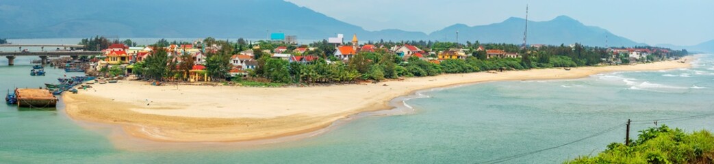 Fototapeta na wymiar Am Hai Van Pass, Panoramaansicht auf die Lang Co Beach in Hue, Vietnam.