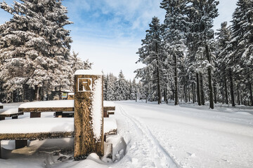 Rennsteig mit gespurter Loipe im Winter