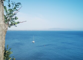 Fototapeta na wymiar Scenic View Of Sea Against Blue Sky