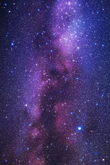 Nachtsternenhimmel und Milchstraße. Vertikaler Hintergrund des Raumes mit Nebelfleck