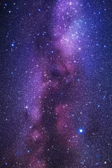 Foto op Plexiglas Pruim Nachtelijke sterrenhemel en Melkweg. Ruimte verticale achtergrond met nevel