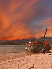 Boot vor Anker am Strand gegen den Himmel bei Sonnenuntergang