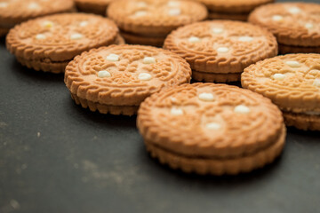 Vainilla baked cookies on a black kitchen desk 