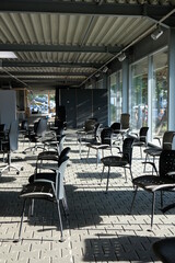 Fototapeta na wymiar FU 2020-09-12 Liebig 65 In der Halle sind leere Stühle