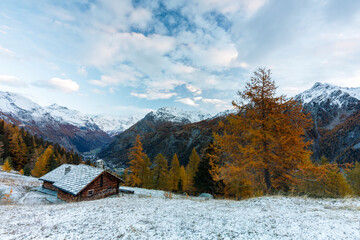 Vecchi chalet walser all'alba, Gressoney-Saint-Jean, Valle d'Aosta