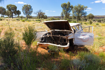 Autowrack am Rande des Highways im Outback - obrazy, fototapety, plakaty