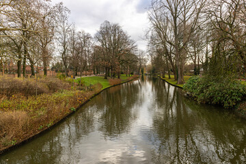 Fototapeta na wymiar Árvores na beira de um canal em Bruges, Bélgica