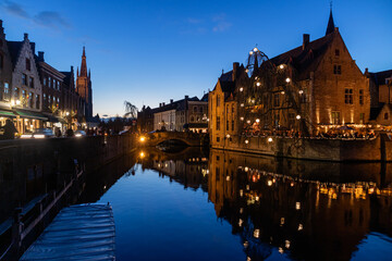 Fototapeta na wymiar A vista mais famosa e linda de Bruges em um belo entardecer em uma tarde de inverno