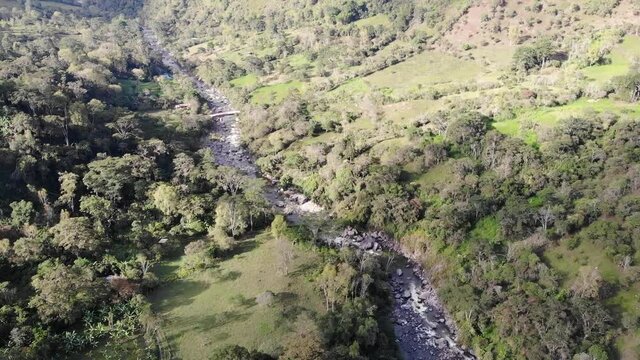 Hermosa vista a&eacute;rea del rio garagoa Boyac&aacute; Colombia, donde se contempla naturaleza. Fauna y flora.