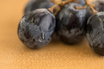 テーブルにおいたぶどうのクローズアップ