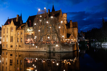 A vista mais famosa e linda de Bruges em um belo entardecer em uma tarde de inverno