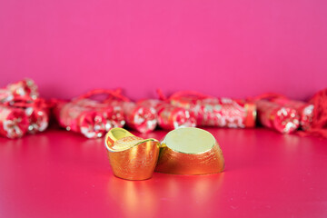 Gold ingot ornaments in a festive atmosphere