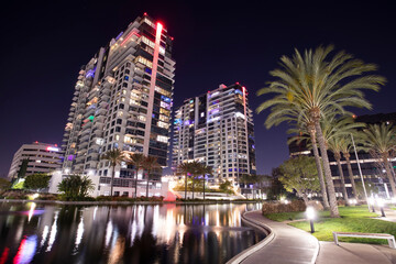 Naklejka premium Night time view of the skyline of downtown Santa Ana, California, USA.