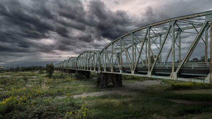 黒雲と鉄橋
