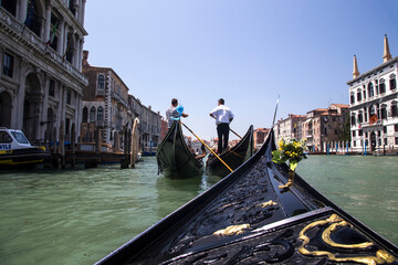 Fototapeta na wymiar Ride a gondola through the canals of Venice
