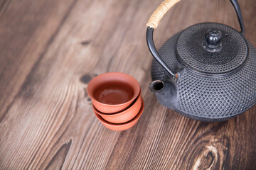 Obraz na płótnie Canvas Black teapot and small tea bowl on the table
