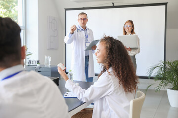 Obraz premium Team of doctors during meeting in modern clinic