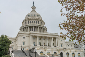 Obraz premium Close view at the US Capitol in late autumn