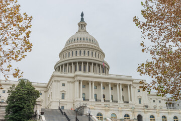 Obraz premium Close view at the US Capitol in late autumn