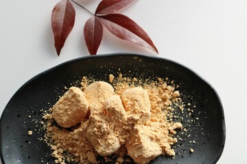 和菓子　きな粉餅　憩い　南天の葉
