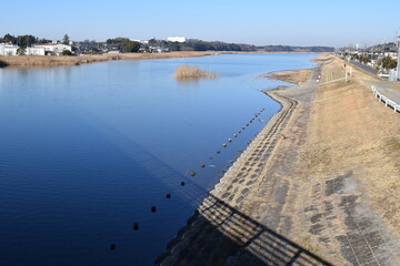 谷田川（やだがわ）／ 茨城県の南部を流れる谷田川は、牛久沼の北側に流入し、南側から流出して小貝川に合流する、利根川水系の一級河川です。東谷田川と呼ばれることもあり、牛久沼から流出した後の谷田川は、八間堀（はっかんぼり）と呼ばれています。