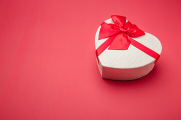 Fototapeta na wymiar Heart shape gift box