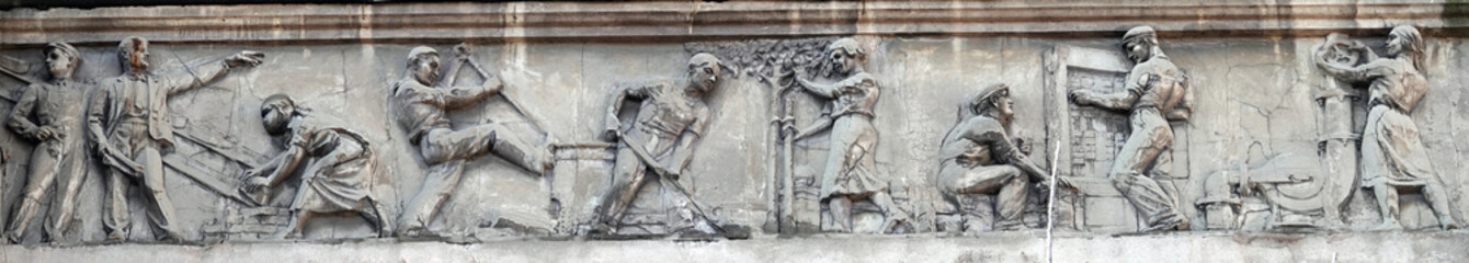 Fototapeta na wymiar Bas-relief on the facade of the building