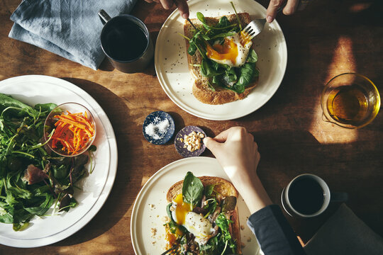 二人でアレンジトーストを食べる