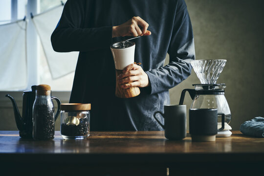 コーヒー豆を挽く