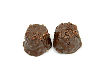 rochers au chocolat et noisettes isolé sur un fond blanc