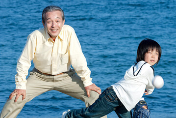 野球をする男の子と祖父
