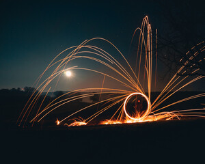 Stahlwolle Langzeitbelichtung bei Nacht mit nur wenigen Funken