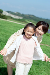 Fototapeta premium 手をつなぐ母親と女の子