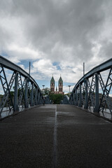 Blick auf Freiburg im Breisgau von der blauen Wiwilíbrücke Brücke