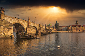 Prag, Karlsbrücke im Goldenen Glanz. Brücke über die Moldau.