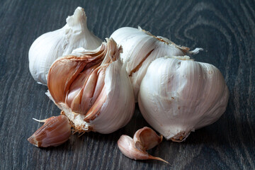Têtes d'ail sur fond noir