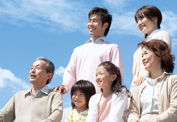 笑顔の三世代家族