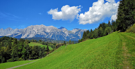 Blick von Schladming auf das Dachsteingebirge