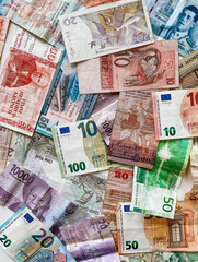 Verschiedene Geldscheine aus aller Welt. Gelt aus vielen Bereichen der Erde. Schwierige Zeiten für alle durch die Coronakrise.