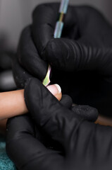 Sesi&oacute;n de manicura y pintura de u&ntilde;as con guante negro