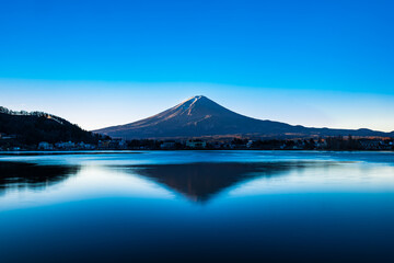 Fototapeta premium 河口湖から眺める富士山 冬の朝景