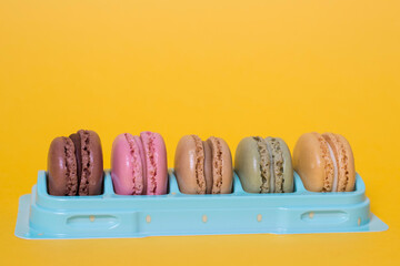 Macaroons sobre fondo amarillo