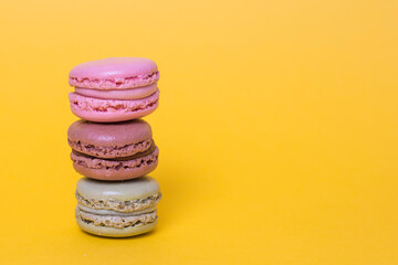 Macaroons sobre fondo amarillo