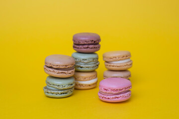 Macaroons sobre fondo amarillo