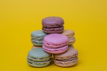 Macaroons sobre fondo amarillo
