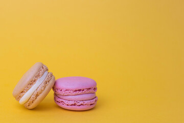 Macaroons sobre fondo amarillo