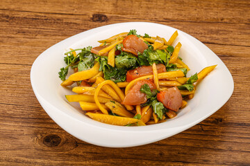Salad with mango and chicken