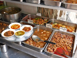 ミャンマーの食堂の料理