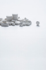 Obraz na płótnie Canvas medication pills on white background