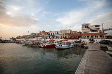 Fototapeta na wymiar boats in the port in Greece